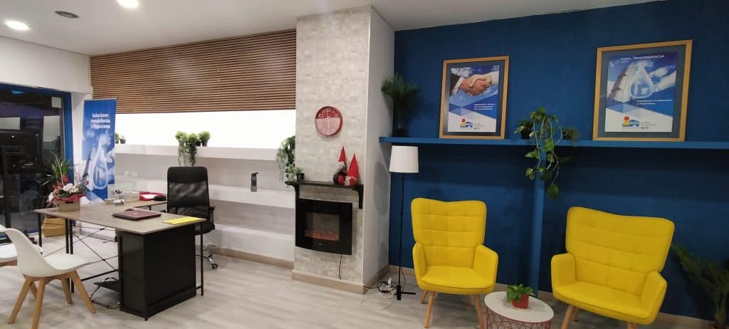 Interior de una agencia Alfa Inmobiliaria