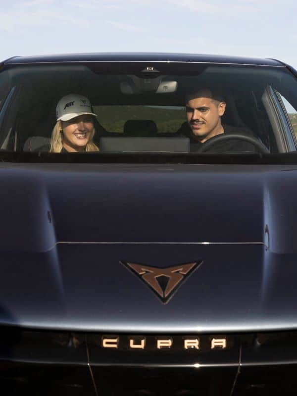 Klara Andersson y José Luis Fernández dentro de un cupra