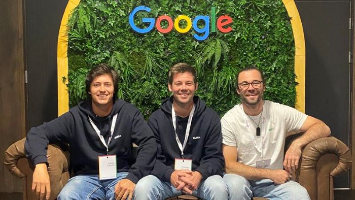 Tom Stevens, Jaime Zaballa y Jack Stevens, fundadores de la startup Kuikads, que ha cerrado una ronda de financiación preseed de 1 M€