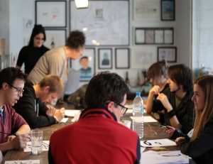Un estudio de diseño donde trabajan autistas y personas con síndrome de Down