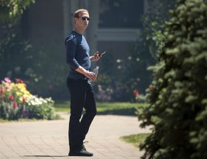 La OCU no quiere ver a Zuckerberg ni en cera