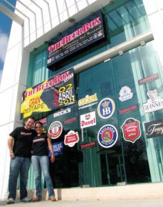 La vuelta  al globo en una caja de cervezas