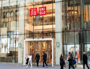 Le llaman el ‘Amancio Ortega japonés’: le ha quitado Federer a Nike y quiere desbancar a Inditex