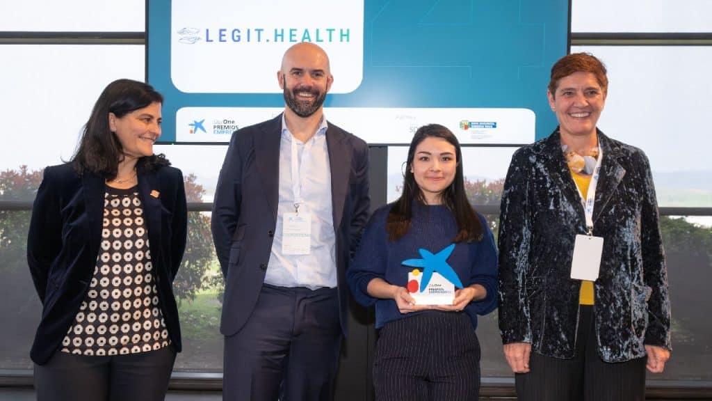 Andy Aguilar, CEO de Legit.Health, con los representantes institucionales.