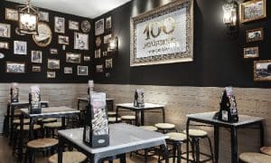 Interior del local de una franquicia de 100 Montaditos