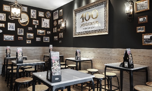 Interior del local de una franquicia de 100 Montaditos