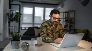 Cerca de 3.000 militares de 45 años se quedarán en el paro este año ¿Contratarías a alguno?
