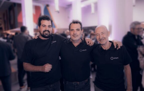 Lucas Varela (izquierda), Pedro Castillo y Pedro Tortosa, fundadores de Onum