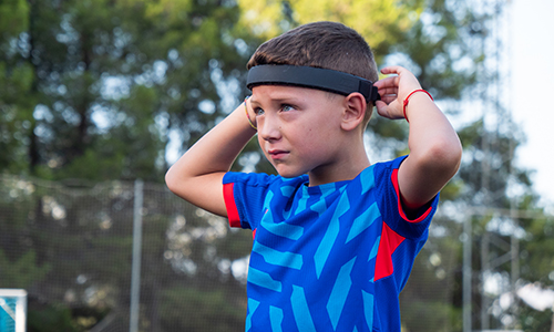 Proteckthor es una cinta que protege a los futbolistas de los golpes en la cabeza