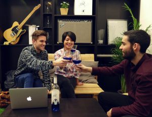 Querían innovar como fuese y les salió un vino azul