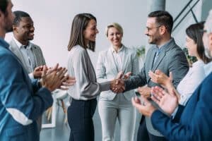 empleados felicitándose