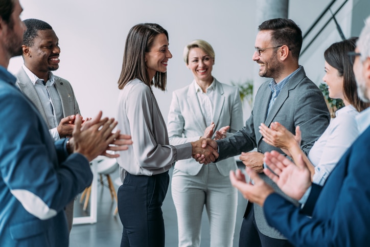 empleados felicitándose