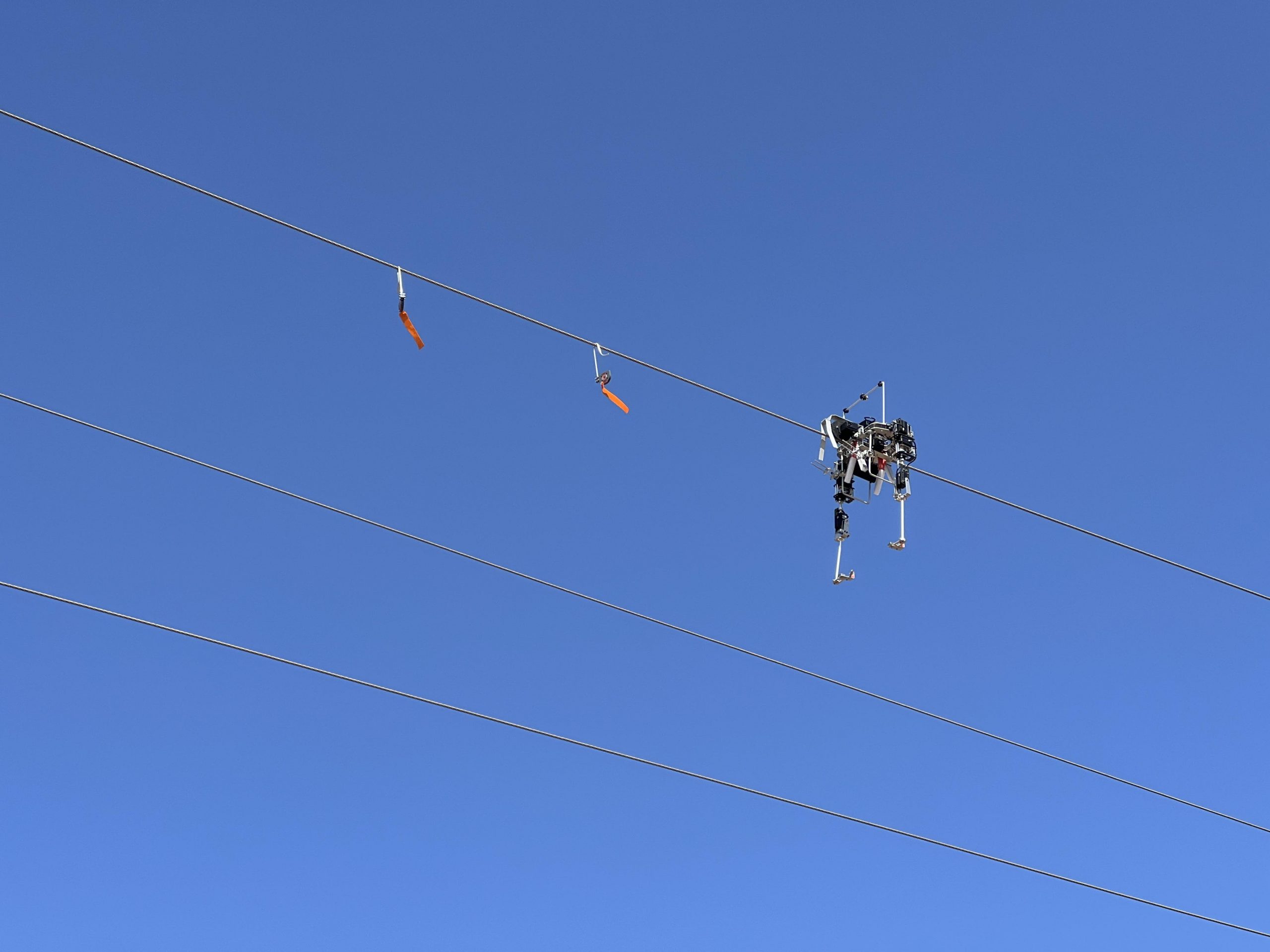 Robot instalando salvapájaros en línea de alta tensión. GRVC