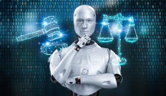 robot junto a balanza y mazo de la justicia