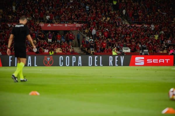 Imagen de estadio de fútbol con logo de sEAT y copa del Rey