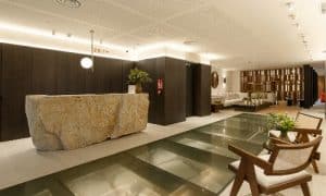 Recepción de un hotel Sercotel