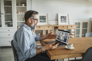 Jefe en reunión de teletrabajo
