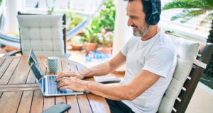 Cuidado con los riesgos del teletrabajo veraniego