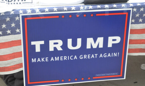 Donald Trump. MAGA: Make America Great Again. Aranceles