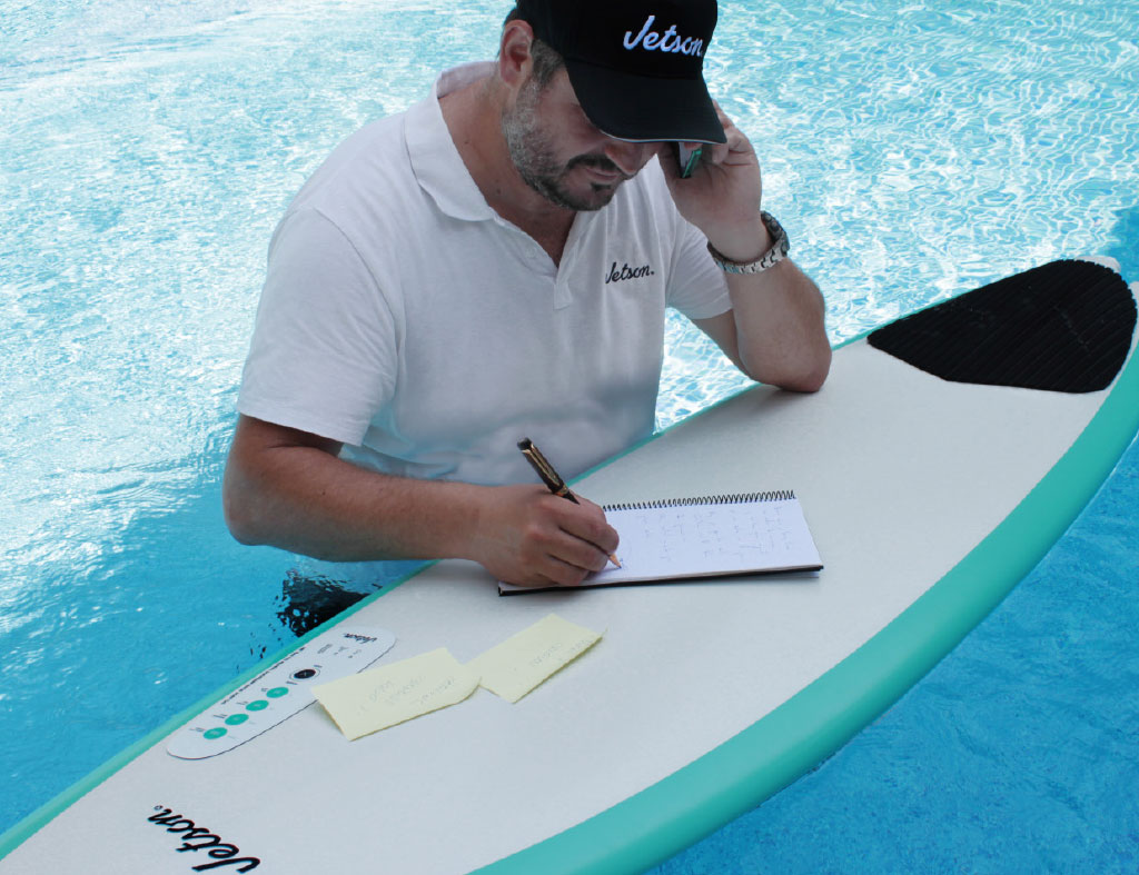 ¡Menudo invento! Una tabla de surf con propulsor