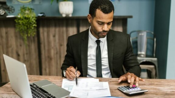 ¿Cómo se calcula el fondo de maniobra de una empresa? Ejemplos y recomendaciones
