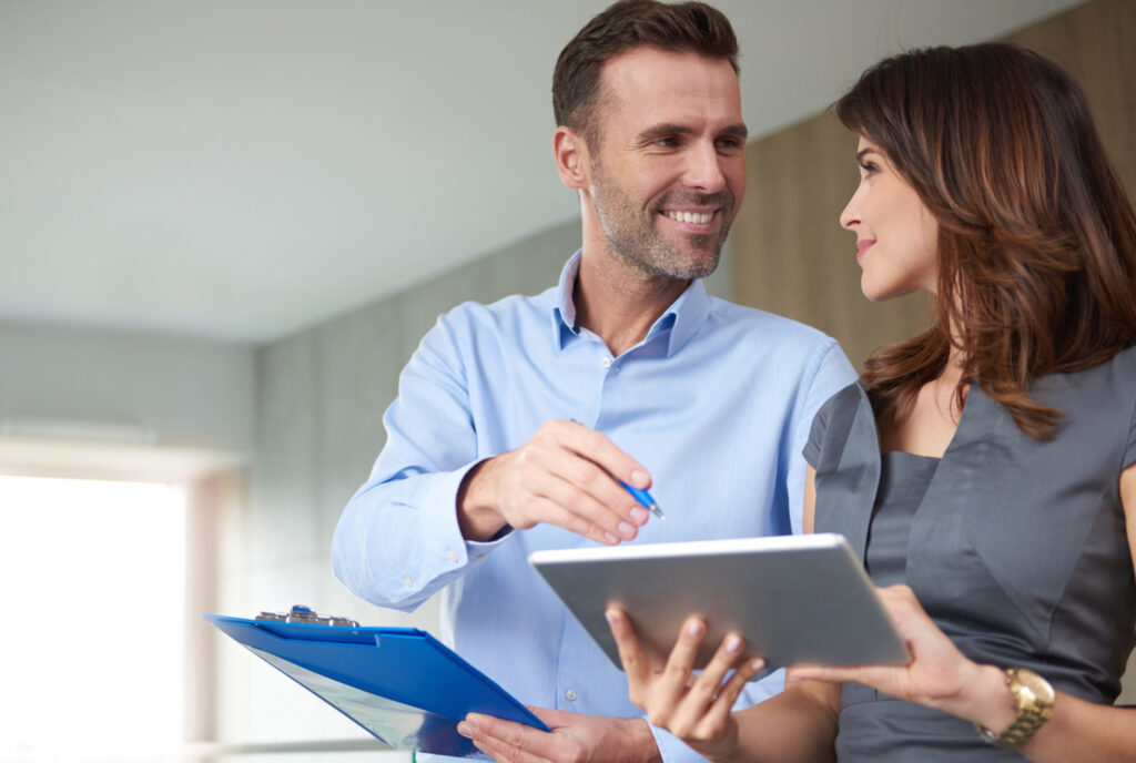 ¿Qué es un asesor de ventas y cómo puede aumentar los ingresos de una empresa?