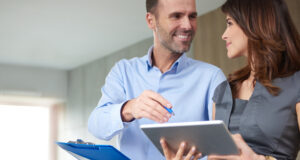 ¿Qué es un asesor de ventas y cómo puede aumentar los ingresos de una empresa?