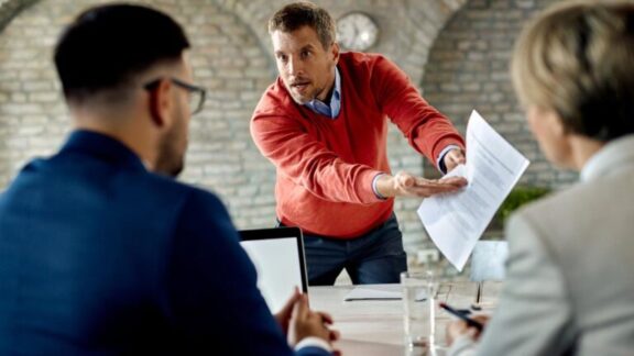 ¿Qué tipos de conflictos laborales existen y cómo puedes prevenirlos?